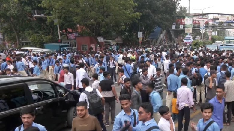 ৫ দাবিতে ফার্মগেট সড়ক অবরোধ শিক্ষার্থীদে ৫ দাবিতে ফার্মগেট সড়ক অবরোধ শিক্ষার্থীদে